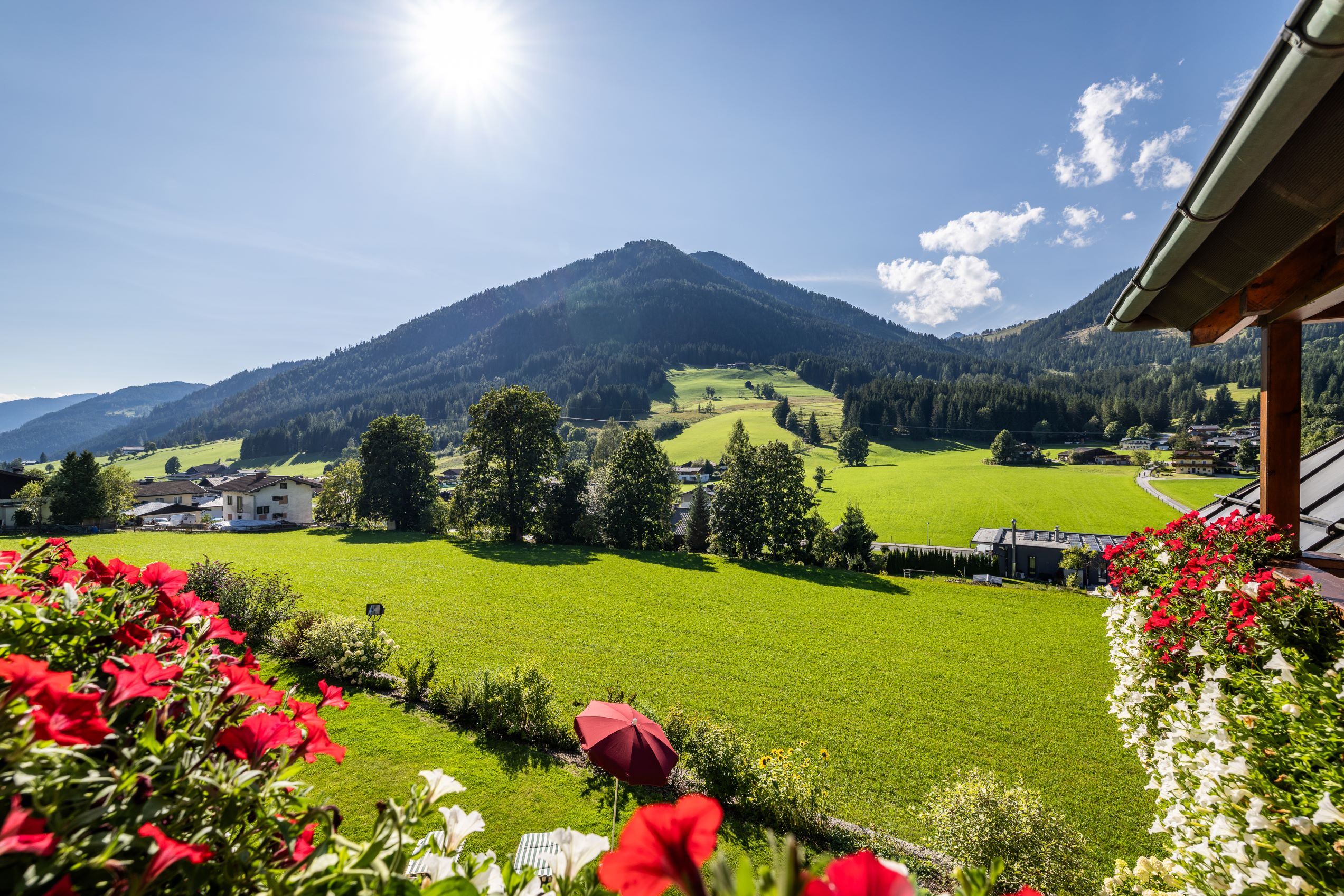 Aussicht vom Balkon auf die umliegenden Berge