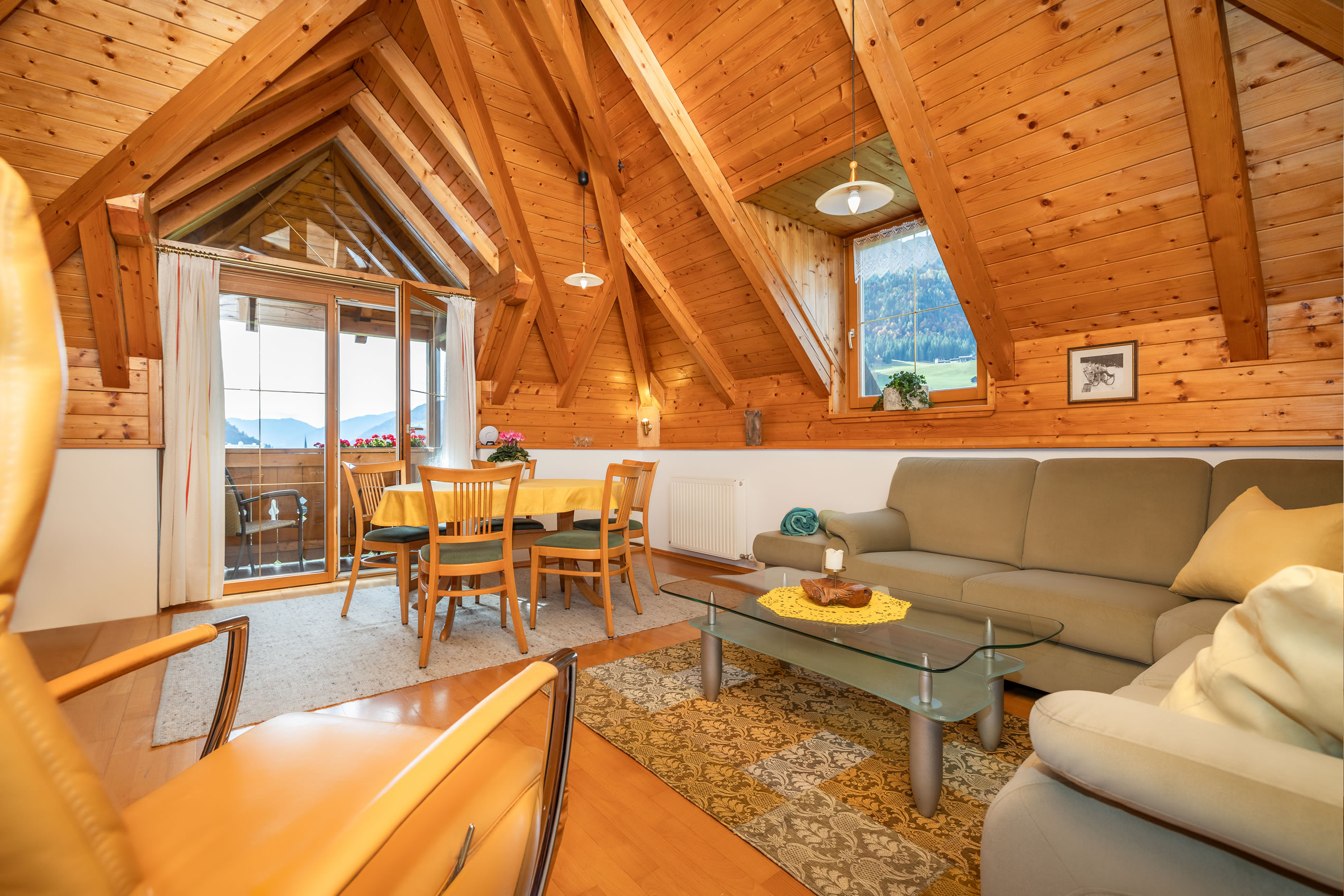 Turmsuite mit hoher Holzdecke und heimeligem Ambiente